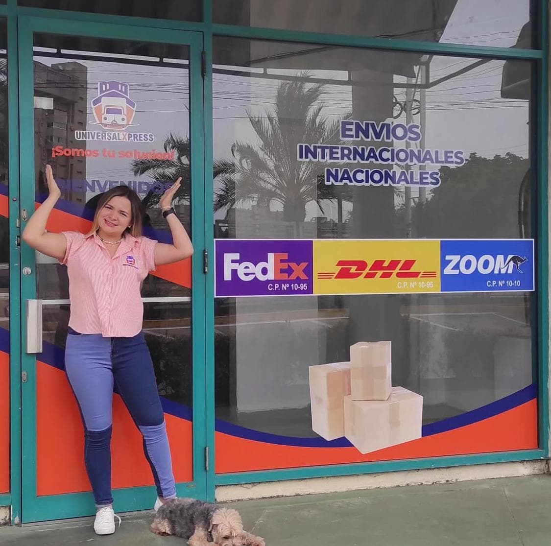 Miembro del equipo de Universal Xpress en la entrada de la agencia