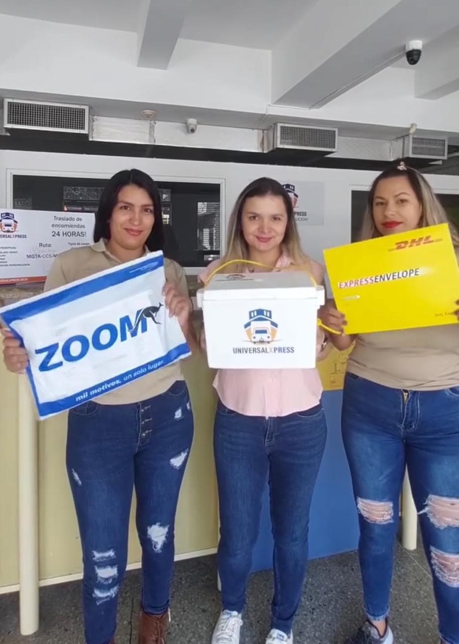 Equipo de Universal Xpress en el mostrador, listo para despachar paquetería y sobres de courier