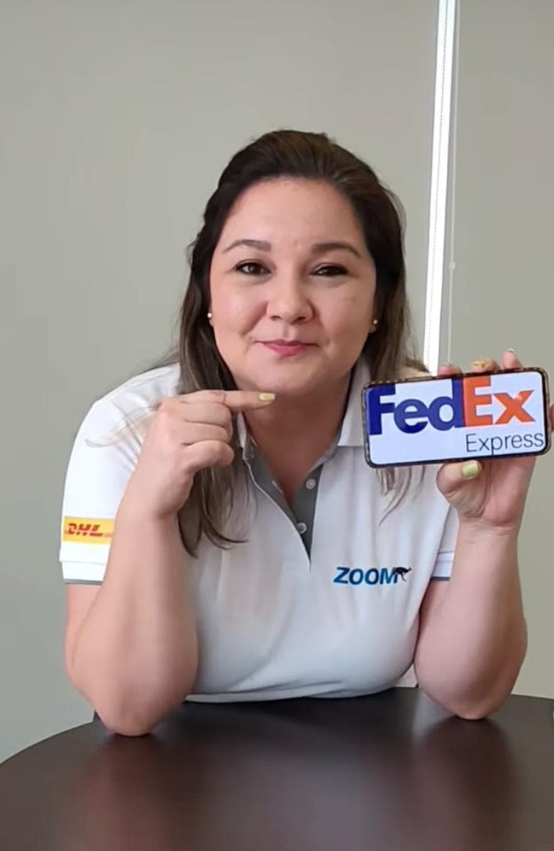 Miembro del equipo de Universal Xpress presentando el servicio de courier express